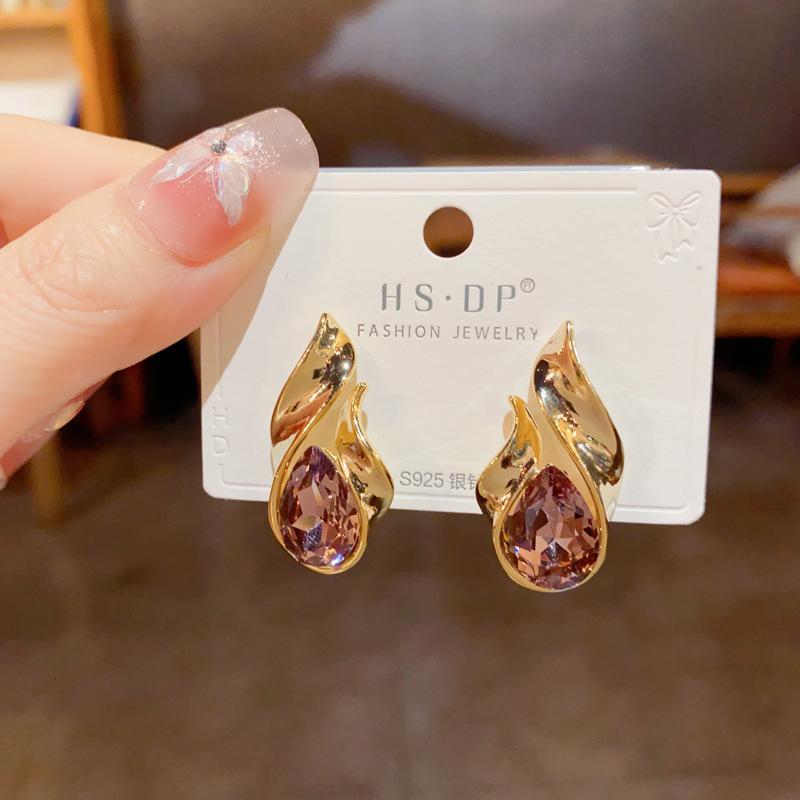 Fashionable and Personalized Water Droplet Shaped Earrings for Women, New Niche Design, Temperament, Versatile Ear Accessories for Women
Fashionable and Personalized Water Droplet Shaped Earrings for Women, New Niche Design, Temperament, Versatile Ear Accessories for Women