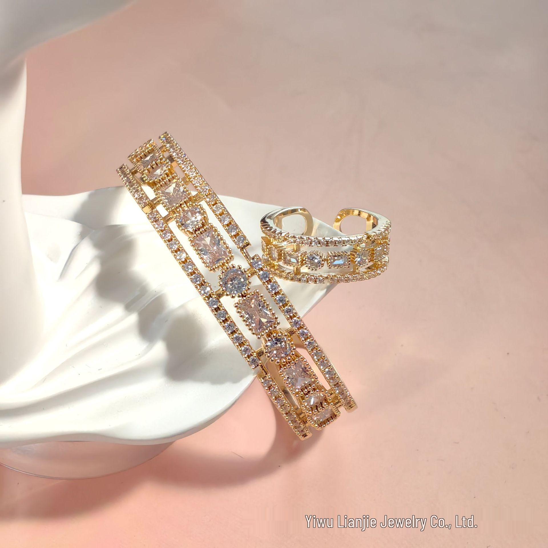 Набор сверкающих бриллиантовых браслетов и колец - Элегантный свадебный и универсальный стиль золотой
Набор сверкающих бриллиантовых браслетов и колец - Элегантный свадебный и универсальный стиль золотой