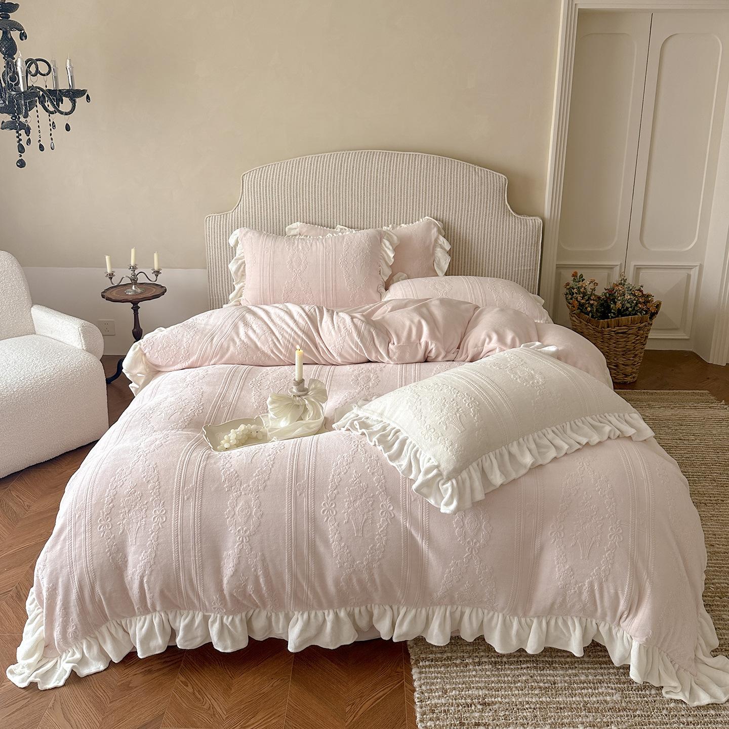 Утолщенный молочный флис с гравировкой, четырехпредметный комплект с французскими оборками--Серия «Зимняя песня любви» 1.2 1.2m sheet 3pc
Утолщенный молочный флис с гравировкой, четырехпредметный комплект с французскими оборками--Серия «Зимняя песня любви» 1.2 1.2m sheet 3pc