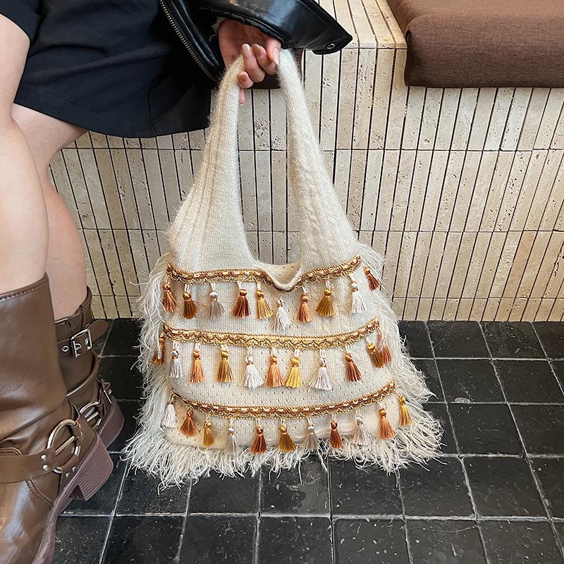 Ethnic Tassel Small Square Bag: Versatile, Large-Capacity Women s Shoulder Bag for Simple Vacation Style грязно-белый
Ethnic Tassel Small Square Bag: Versatile, Large-Capacity Women s Shoulder Bag for Simple Vacation Style грязно-белый