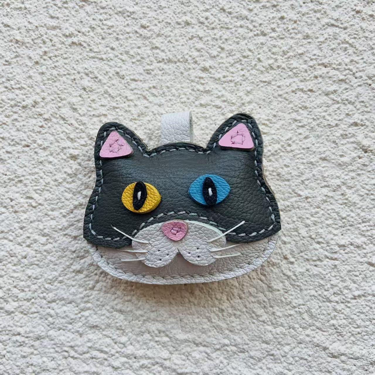 Handmade Genuine Leather Cute Cat Head Keychain with Heterochromatic Eyes - Unique Animal Design Charm Gift for Cat Lovers белый
Handmade Genuine Leather Cute Cat Head Keychain with Heterochromatic Eyes - Unique Animal Design Charm Gift for Cat Lovers белый