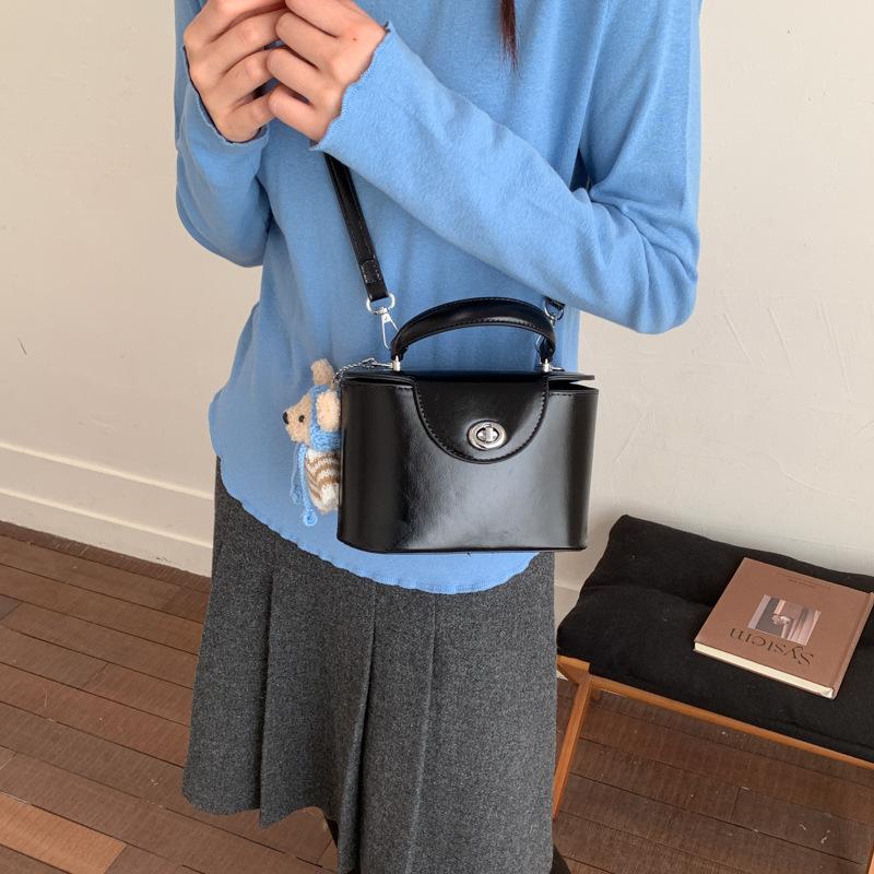 Portable Lock Box Textured Women s Bag New Trendy Underarm Bag Premium Foreign Style Commuter Bag Small Bag without pendant чёрный
Portable Lock Box Textured Women s Bag New Trendy Underarm Bag Premium Foreign Style Commuter Bag Small Bag without pendant чёрный