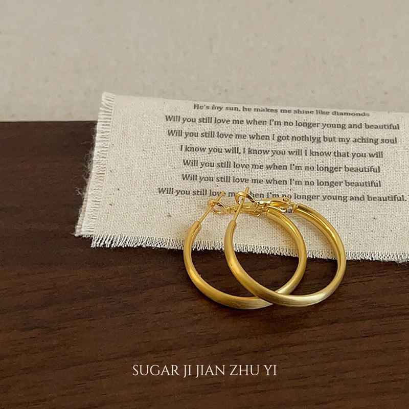 SUGAR матовые металлические простые кольца серьги женские инс холодный ветер персонализированные серьги осень и зима ретро премиум серьги
SUGAR матовые металлические простые кольца серьги женские инс холодный ветер персонализированные серьги осень и зима ретро премиум серьги