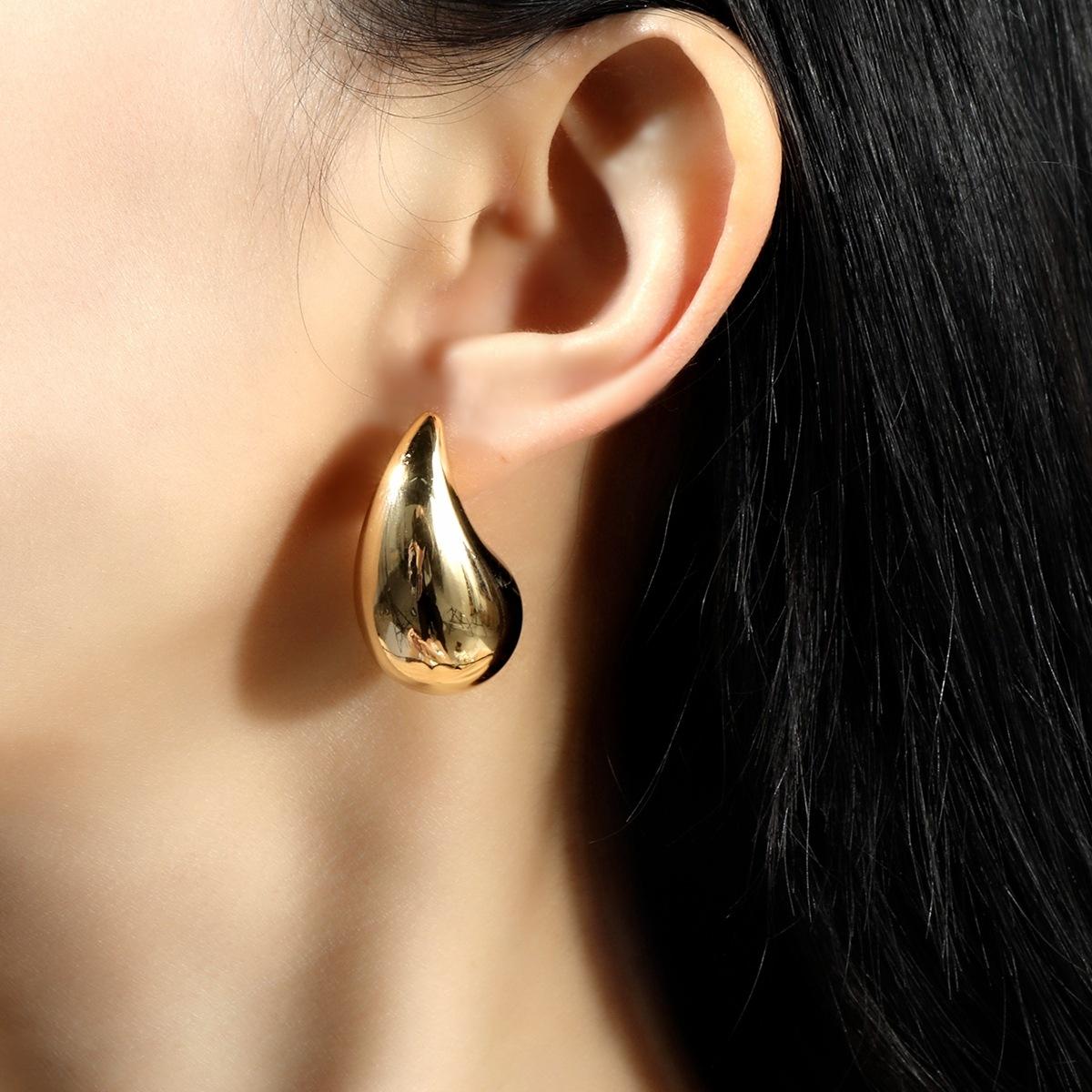 Simple And Versatile Earrings, Fashionable And Personalized High-Texture Large Water Drop Earrings, Stud Earrings.
Simple And Versatile Earrings, Fashionable And Personalized High-Texture Large Water Drop Earrings, Stud Earrings.