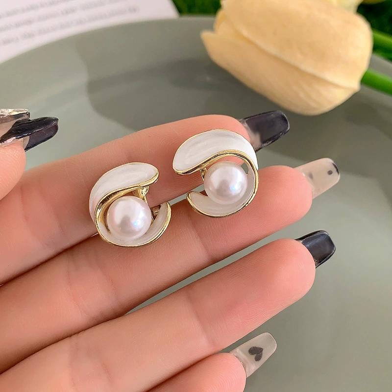 Imiation Pearl Shell Stud Earrings for Women White Enamel Oil Zircon Trendy Irregular Geometry Twist Earrings Golden pendiente
Imiation Pearl Shell Stud Earrings for Women White Enamel Oil Zircon Trendy Irregular Geometry Twist Earrings Golden pendiente