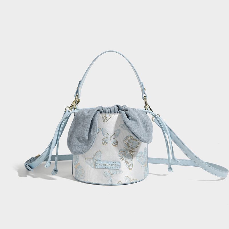 Sweet Lovely Blue Bucket Handbag Women Butterfly Embroidery Cylinder Shoulder Bag Ladies Vintage Versatile Casual Crossbody Bags 17x14.5x17cm синий
Sweet Lovely Blue Bucket Handbag Women Butterfly Embroidery Cylinder Shoulder Bag Ladies Vintage Versatile Casual Crossbody Bags 17x14.5x17cm синий