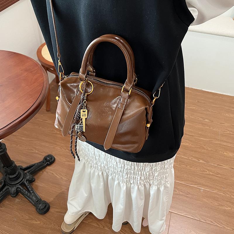 2025 новая модная сумочка новая женская сумка нишевая практичная сумка через плечо сумка-мессенджер портативная 24*11*12
2025 новая модная сумочка новая женская сумка нишевая практичная сумка через плечо сумка-мессенджер портативная 24*11*12