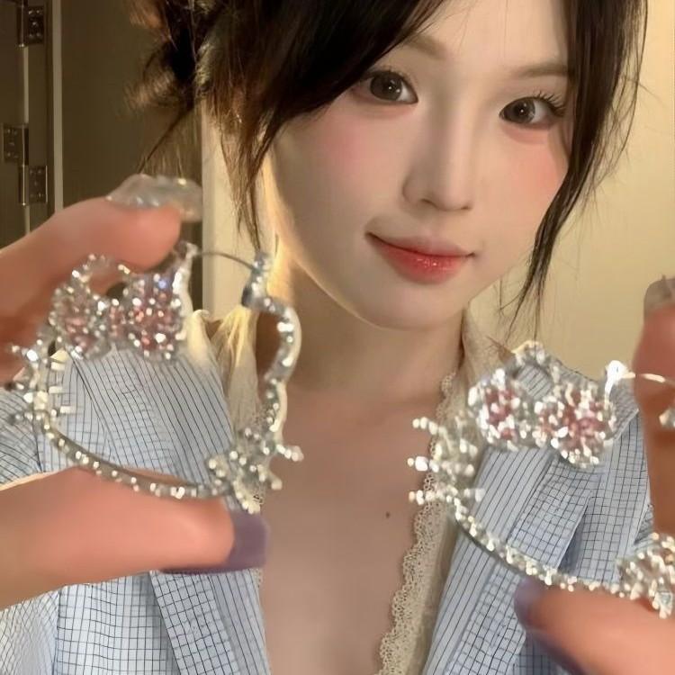 Sweet and cute fashion full diamond hollow silver earrings women s earrings versatile and cute high-end accessories earrings
Sweet and cute fashion full diamond hollow silver earrings women s earrings versatile and cute high-end accessories earrings