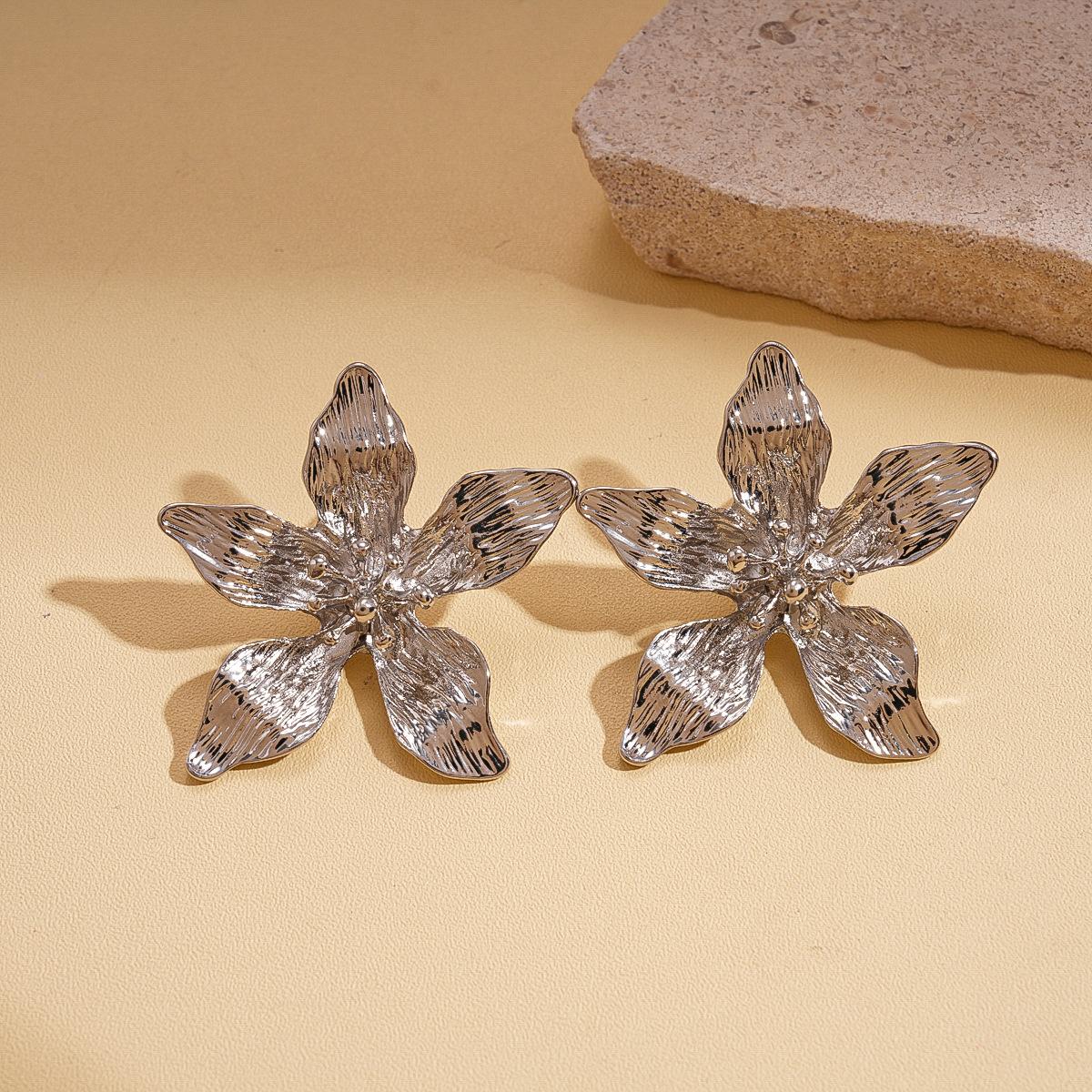 Metal texture flower silver needle stud earrings cold style fashion versatile sense earrings
Metal texture flower silver needle stud earrings cold style fashion versatile sense earrings