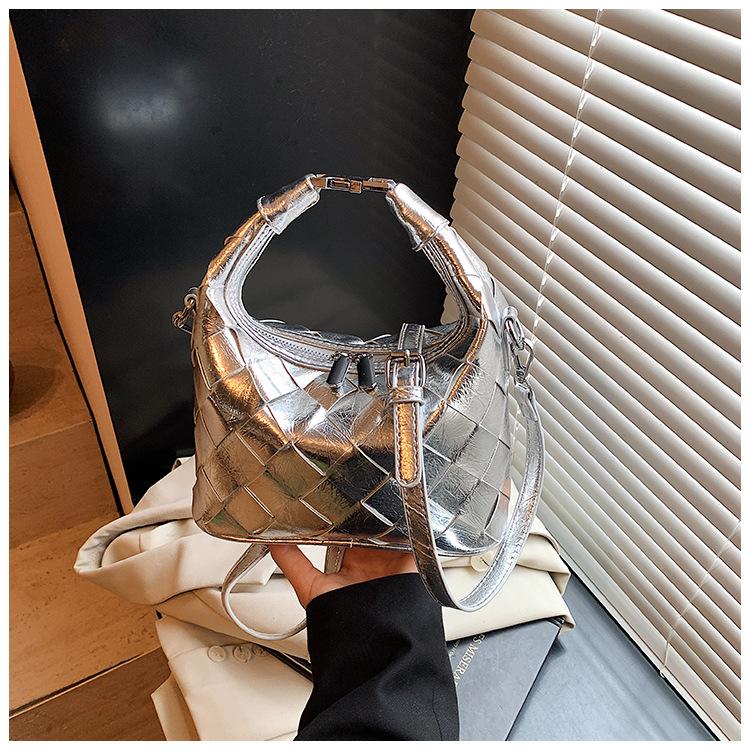 Niche bag women s new summer versatile messenger bag portable woven dumpling bag чёрный
Niche bag women s new summer versatile messenger bag portable woven dumpling bag чёрный