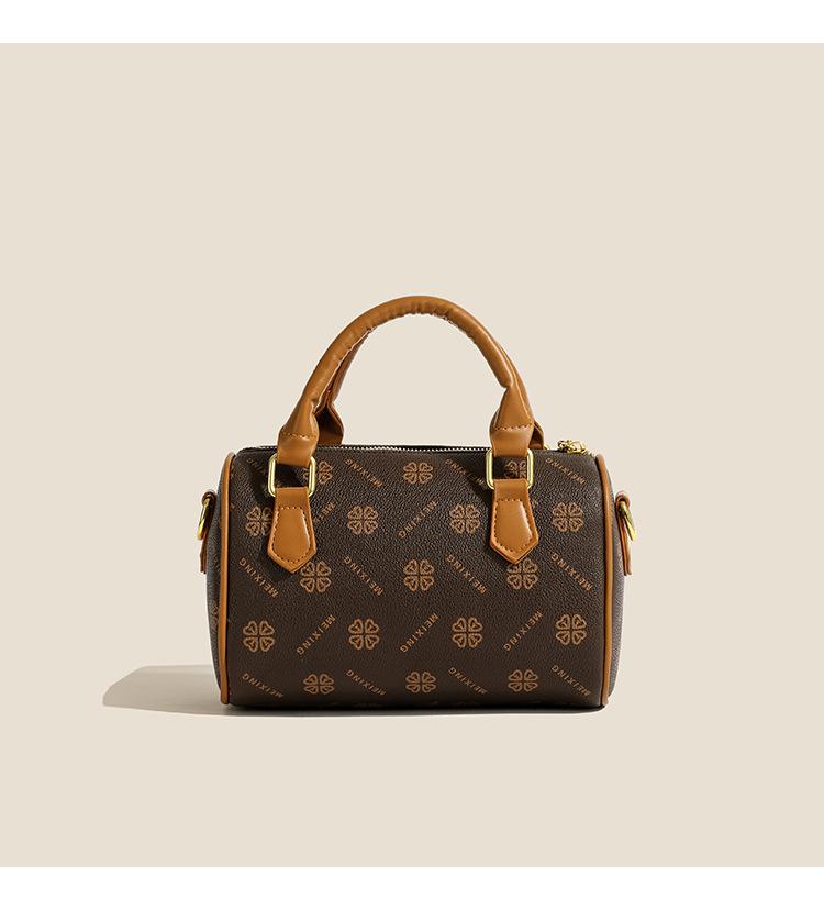 Printed Boston handbag women s bag 2025 new niche design light luxury large capacity shoulder messenger mother bag коричневий
Printed Boston handbag women s bag 2025 new niche design light luxury large capacity shoulder messenger mother bag коричневий