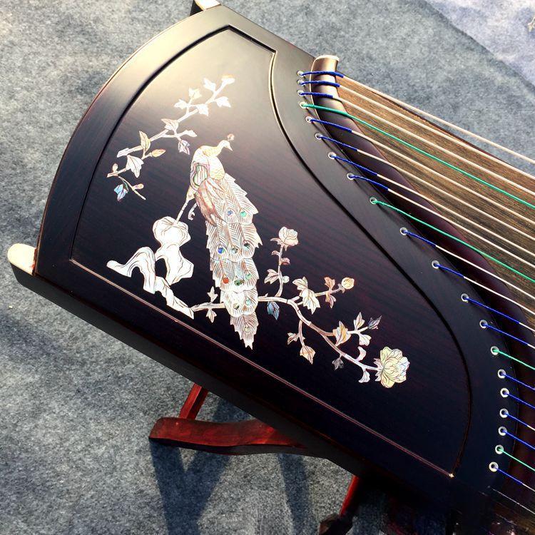 Гучжен з палісандра з різьбленим інкрустованим візерунком павича - Професійна модель для виступів
Гучжен з палісандра з різьбленим інкрустованим візерунком павича - Професійна модель для виступів