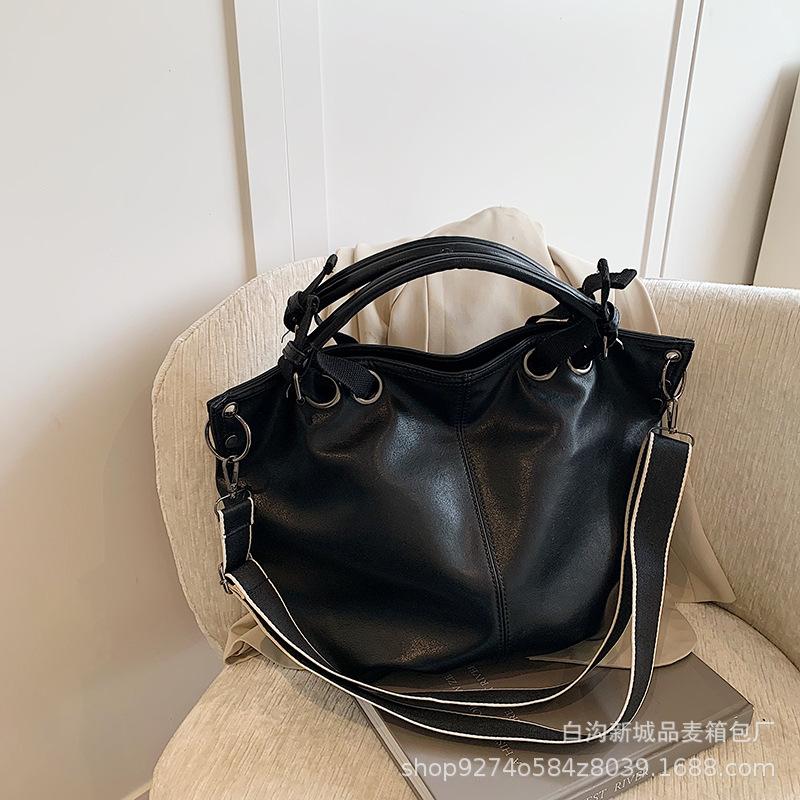 Casual large-capacity bag women s 2025 new autumn and winter retro shoulder messenger bag texture versatile tote bag
Casual large-capacity bag women s 2025 new autumn and winter retro shoulder messenger bag texture versatile tote bag