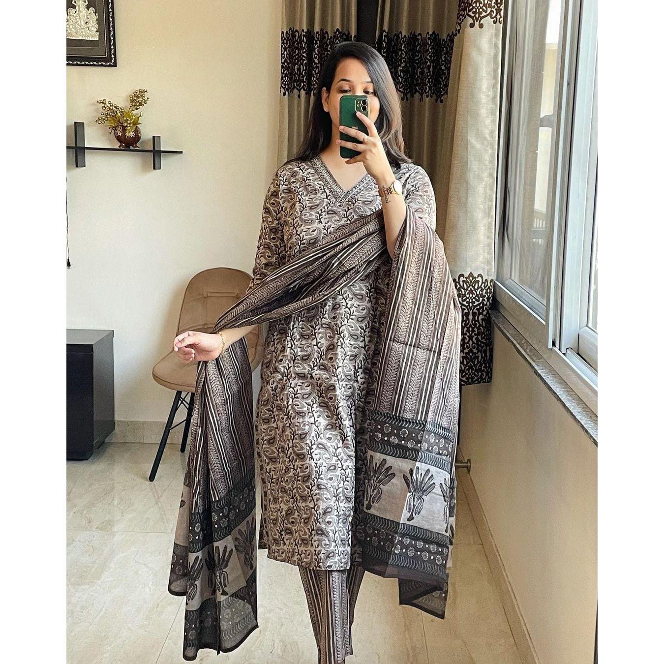 Мы здесь, чтобы привнести немного волшебства в ваш этнический Heavy Jaipuri Cotton,Kurti + Pant + Dupatta. (Набор из 3 предметов)
Мы здесь, чтобы привнести немного волшебства в ваш этнический Heavy Jaipuri Cotton,Kurti + Pant + Dupatta. (Набор из 3 предметов)