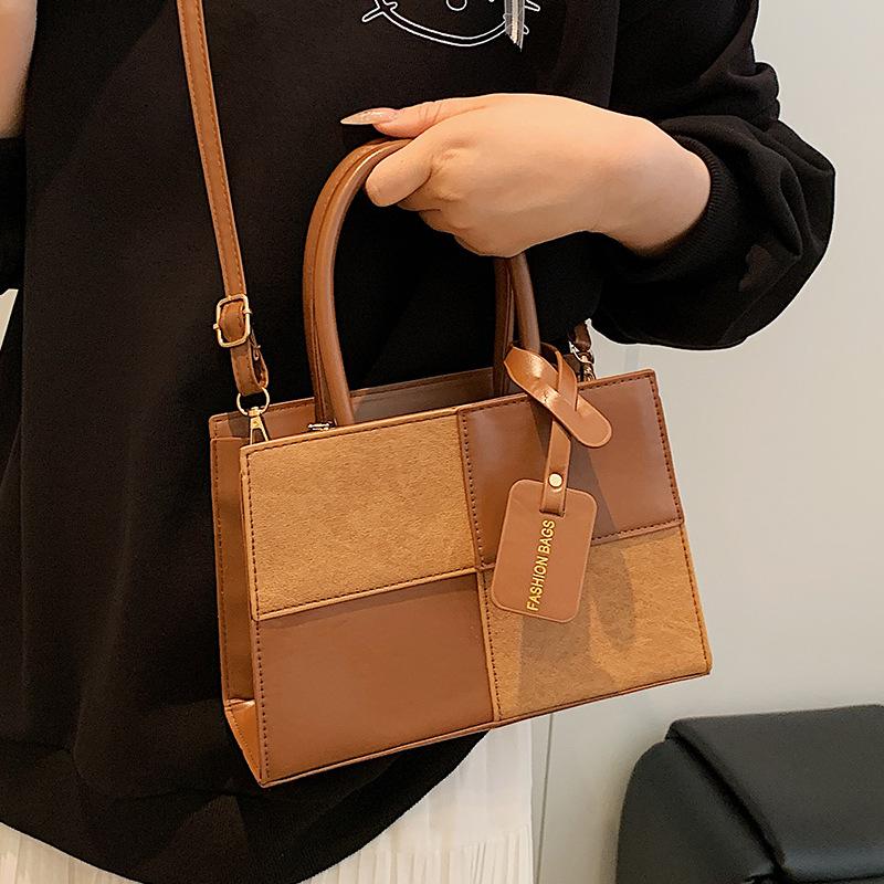Stylish simple texture small square bag women s 2025 new trend handbag splicing shoulder messenger bag коричневий
Stylish simple texture small square bag women s 2025 new trend handbag splicing shoulder messenger bag коричневий