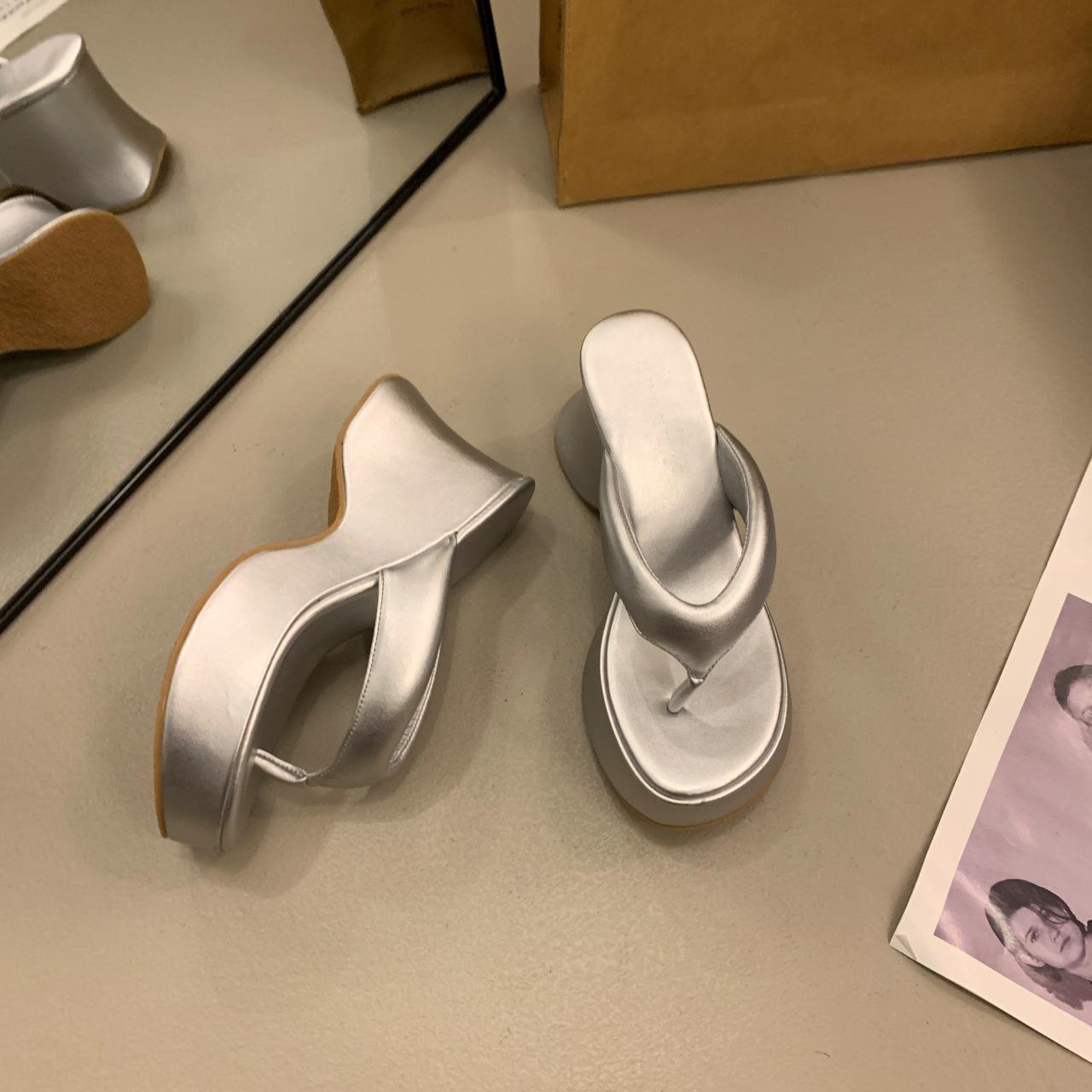 Thick-soled flip-flops women s summer outer wear 2025 new high-heeled French toe small height-enhancing cool slippers 40 серебряный
Thick-soled flip-flops women s summer outer wear 2025 new high-heeled French toe small height-enhancing cool slippers 40 серебряный