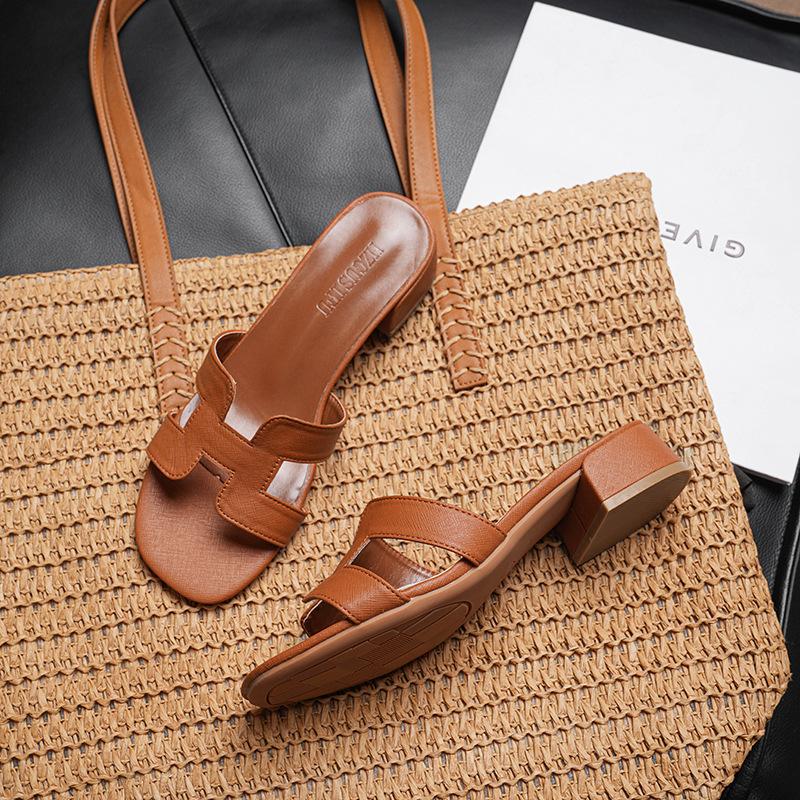 Thick-heeled slippers women s outer wear 2025 new summer low-heeled sandals fashionable versatile and thin travel beach sandals 39 коричневий
Thick-heeled slippers women s outer wear 2025 new summer low-heeled sandals fashionable versatile and thin travel beach sandals 39 коричневий
