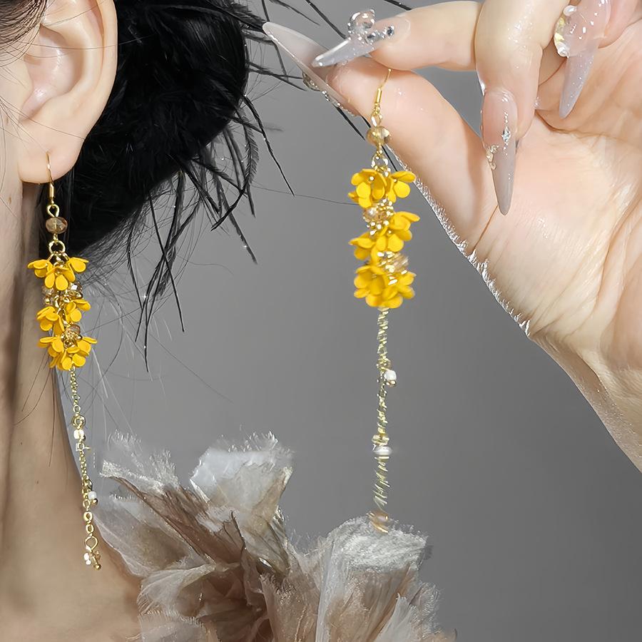 Spray painted flower glass fringed earrings fashionable small fresh ear hooks sweet versatile temperament high-end earrings
Spray painted flower glass fringed earrings fashionable small fresh ear hooks sweet versatile temperament high-end earrings