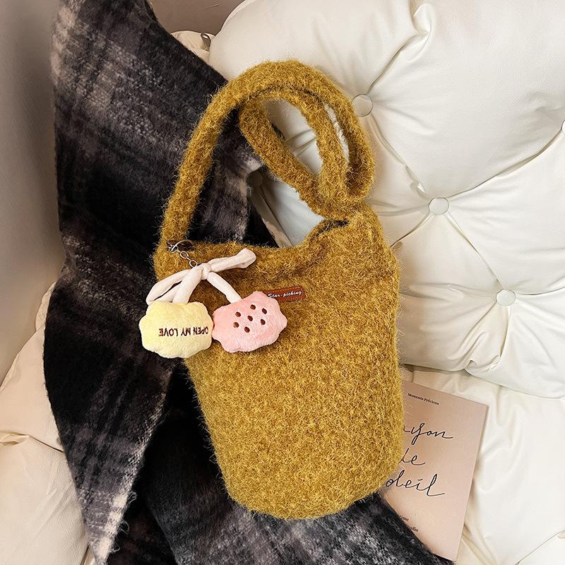 Winter Fluffy Simple Shoulder Bag Women Fashi Crossbody Bag Soft Wool Cute Design Comfortable and Versatile Texture Bucket Bag
Winter Fluffy Simple Shoulder Bag Women Fashi Crossbody Bag Soft Wool Cute Design Comfortable and Versatile Texture Bucket Bag