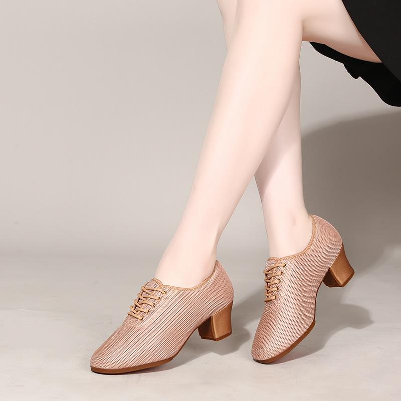 Square dance shoes breathable mesh Latin dance shoes women s soft-soled dance shoes social dance practice teacher shoes 2025 new 42 чорний
Square dance shoes breathable mesh Latin dance shoes women s soft-soled dance shoes social dance practice teacher shoes 2025 new 42 чорний