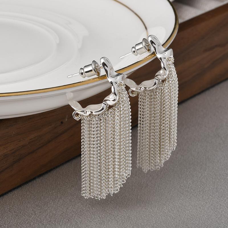 European and American ins cold wind metal geometric chain fringed stud earrings niche design earrings contrasting color temperament earrings
European and American ins cold wind metal geometric chain fringed stud earrings niche design earrings contrasting color temperament earrings