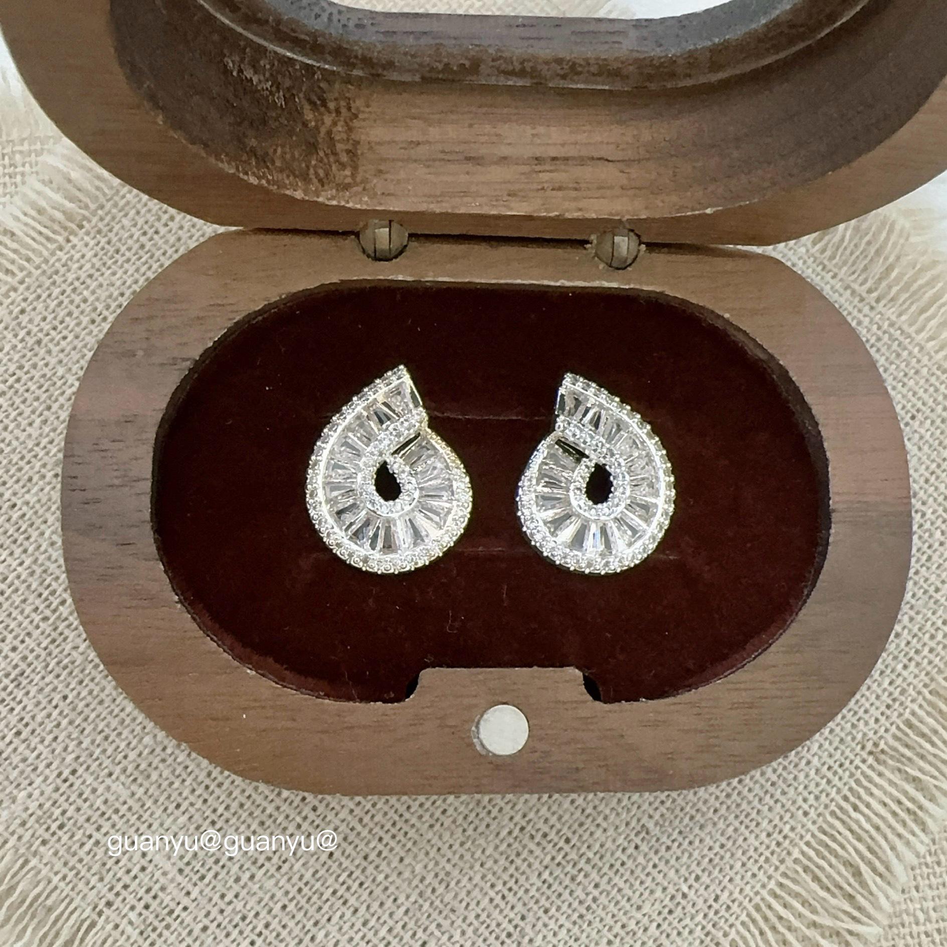 Elegant Zircon Hollow Earrings for Women: Fashionable, Shiny & Versatile.
Elegant Zircon Hollow Earrings for Women: Fashionable, Shiny & Versatile.