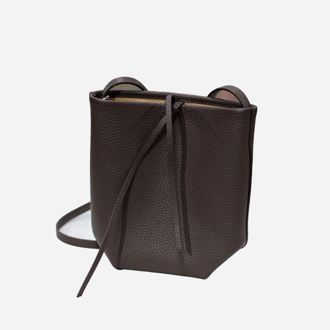 Mendy Crossbody Bag Mini Women s Handbag Cowhide Leather Small Bucket Bag Casual Style Luxury Bags Designers In Quality
Mendy Crossbody Bag Mini Women s Handbag Cowhide Leather Small Bucket Bag Casual Style Luxury Bags Designers In Quality