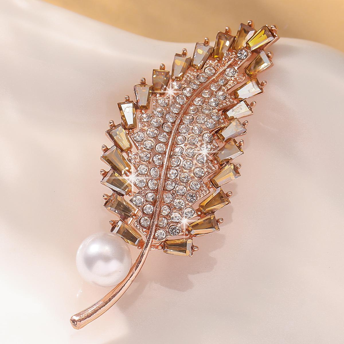 Korean new fashionable high-end brooch women s rhinestone pearl anti glare buckle crystal chest flower pin trendy accessory
Korean new fashionable high-end brooch women s rhinestone pearl anti glare buckle crystal chest flower pin trendy accessory