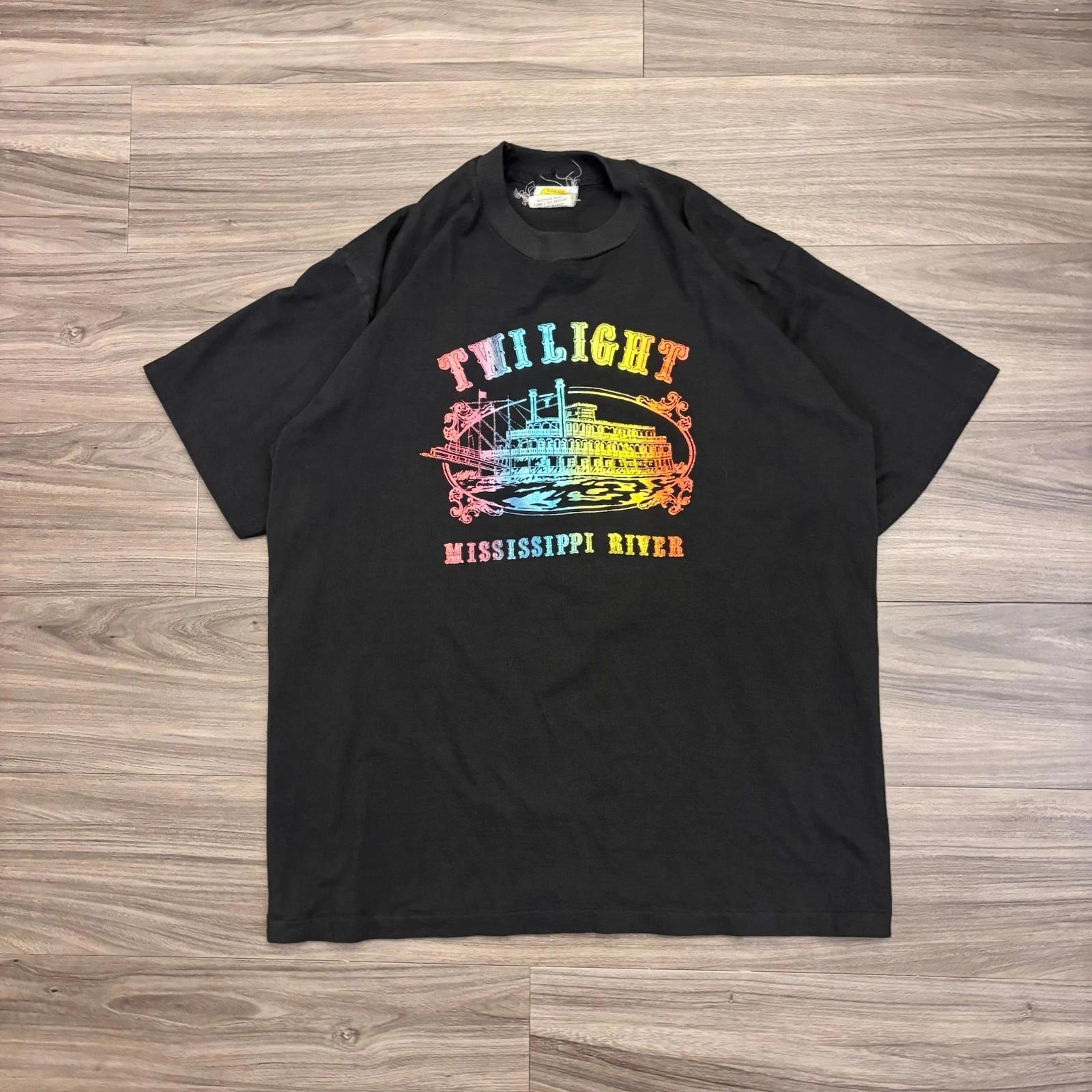 80s / Vintage Twilight Mississippi Riverboat Tee USA Made Single Stitch Size L L
80s / Vintage Twilight Mississippi Riverboat Tee USA Made Single Stitch Size L L