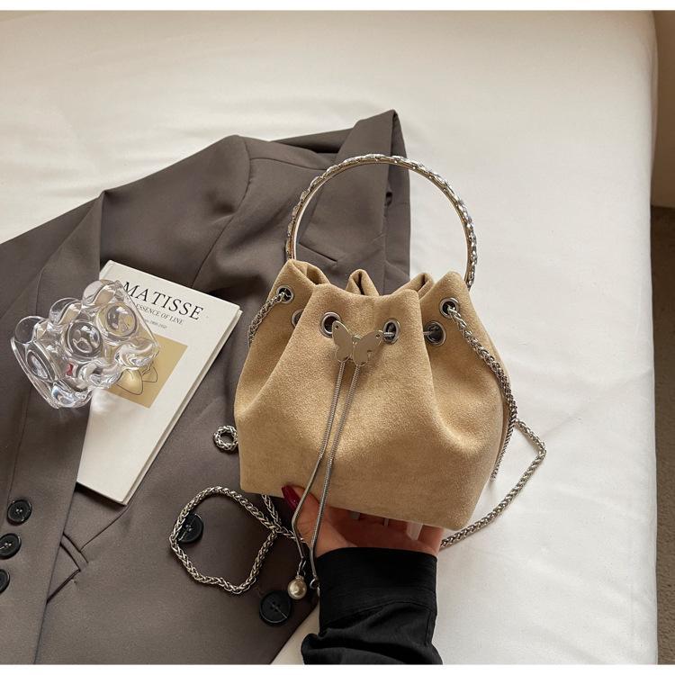 Ring bucket bags are popular this year, go out handbags, niche chain messenger bags, high-end butterfly shoulder bags for women хаки
Ring bucket bags are popular this year, go out handbags, niche chain messenger bags, high-end butterfly shoulder bags for women хаки