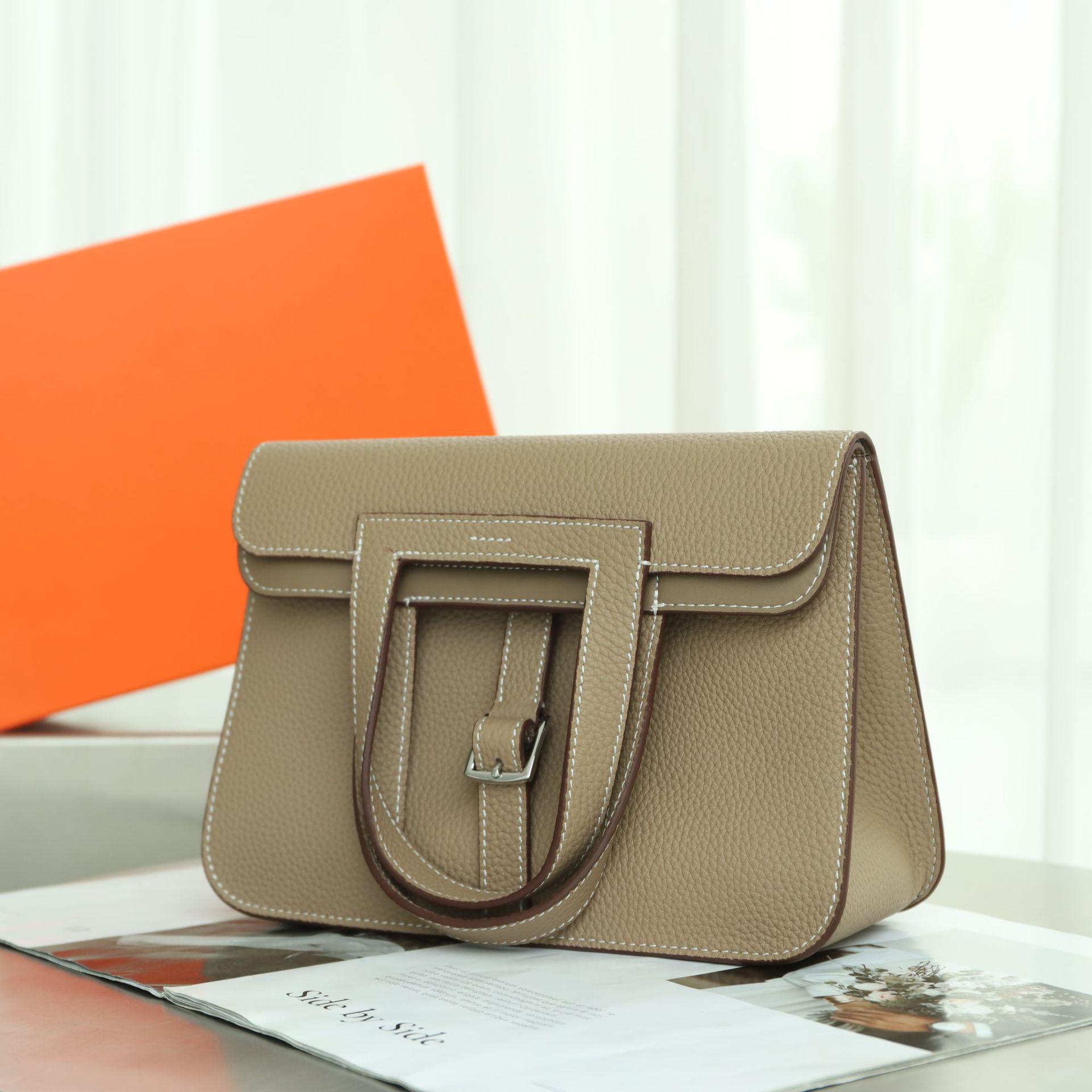 Lychee Grain Leather Briefcase with Horseshoe Buckle - Single Shoulder Saddle Bag 25x10x18 CM
Lychee Grain Leather Briefcase with Horseshoe Buckle - Single Shoulder Saddle Bag 25x10x18 CM