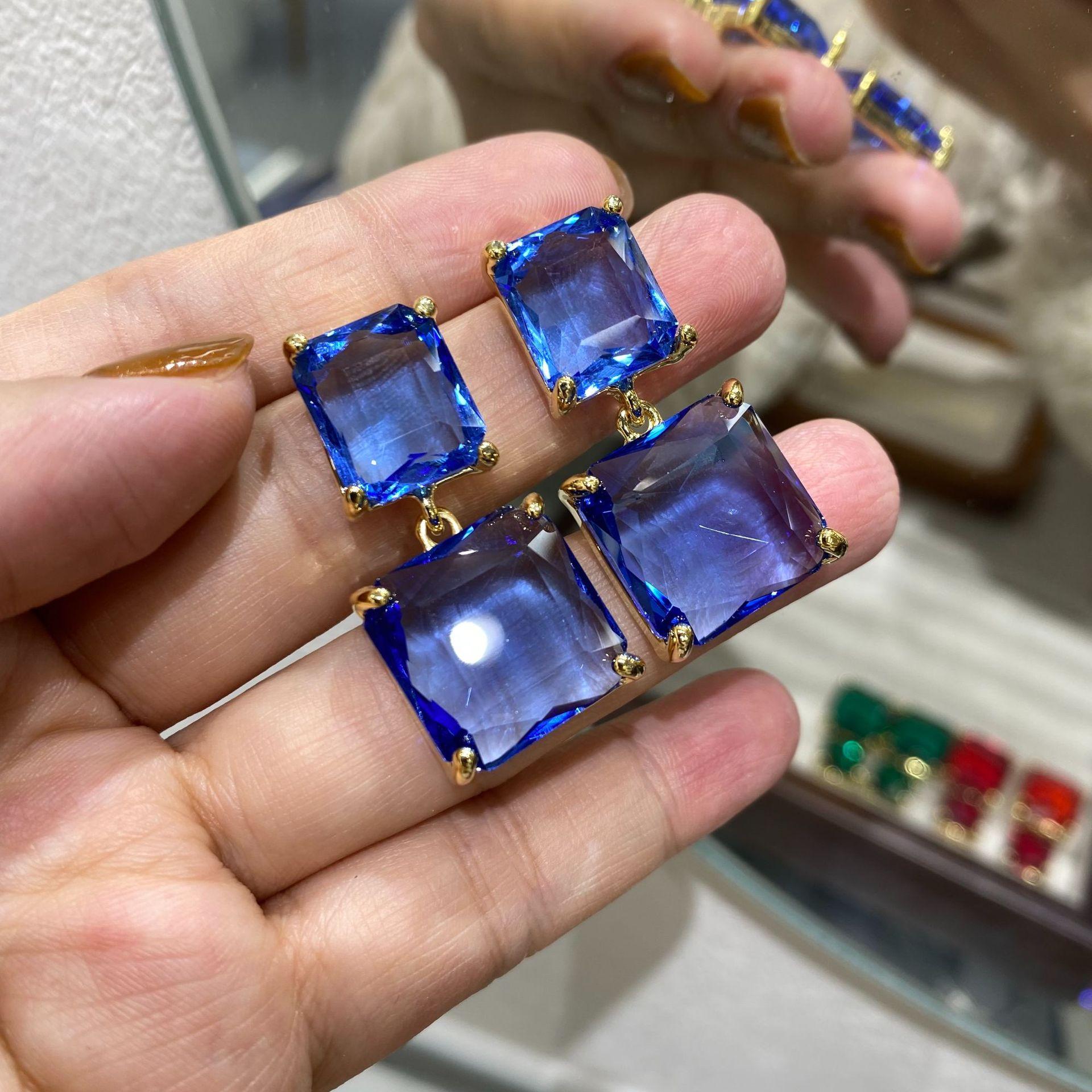 French Fashion Transparent Blue Square Ice Cube Texture Earrings, Earrings Contrasting Color Transparent Three-Dimensional Studs, High-End Earrings.
French Fashion Transparent Blue Square Ice Cube Texture Earrings, Earrings Contrasting Color Transparent Three-Dimensional Studs, High-End Earrings.