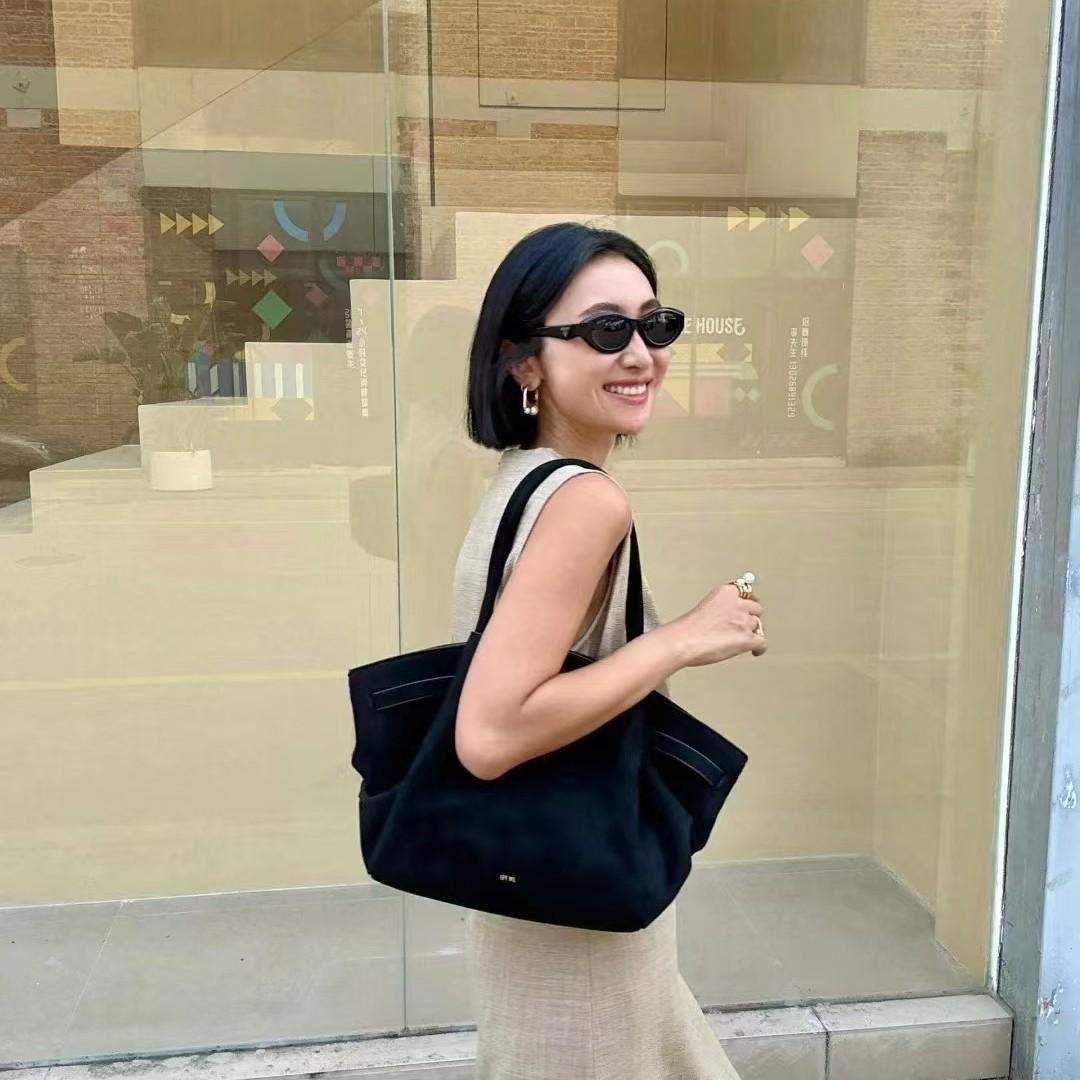 Сумка-тоут JW PEI Hana Large Suede Dumpling Bag - женская, на плечо, через плечо, подмышкой 
Сумка-тоут JW PEI Hana Large Suede Dumpling Bag - женская, на плечо, через плечо, подмышкой