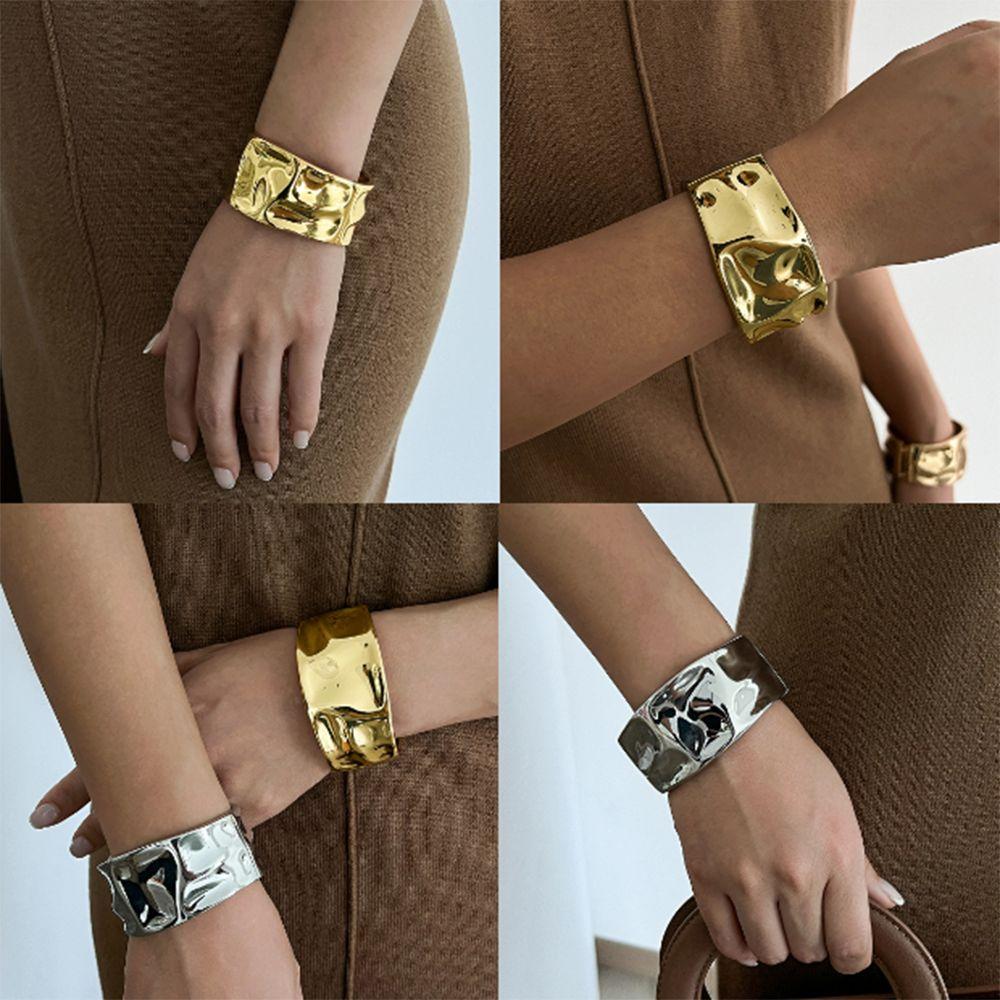 Fashion Round Wide Pattern Spring Bracelet Premium Hand Jewelry Exquisite Metal Hand Chain Women Style 3
Fashion Round Wide Pattern Spring Bracelet Premium Hand Jewelry Exquisite Metal Hand Chain Women Style 3