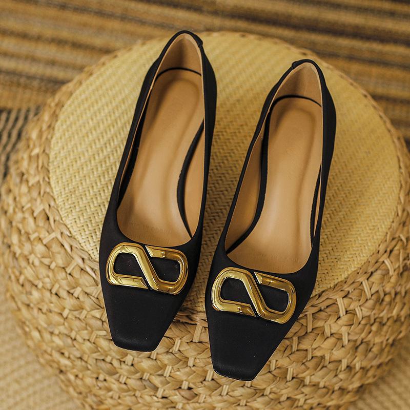 Thick heel square head high heels women are not tired feet 2025 new spring and autumn mid-heel shoes temperament shallow mouth French niche single 34 чёрный
Thick heel square head high heels women are not tired feet 2025 new spring and autumn mid-heel shoes temperament shallow mouth French niche single 34 чёрный