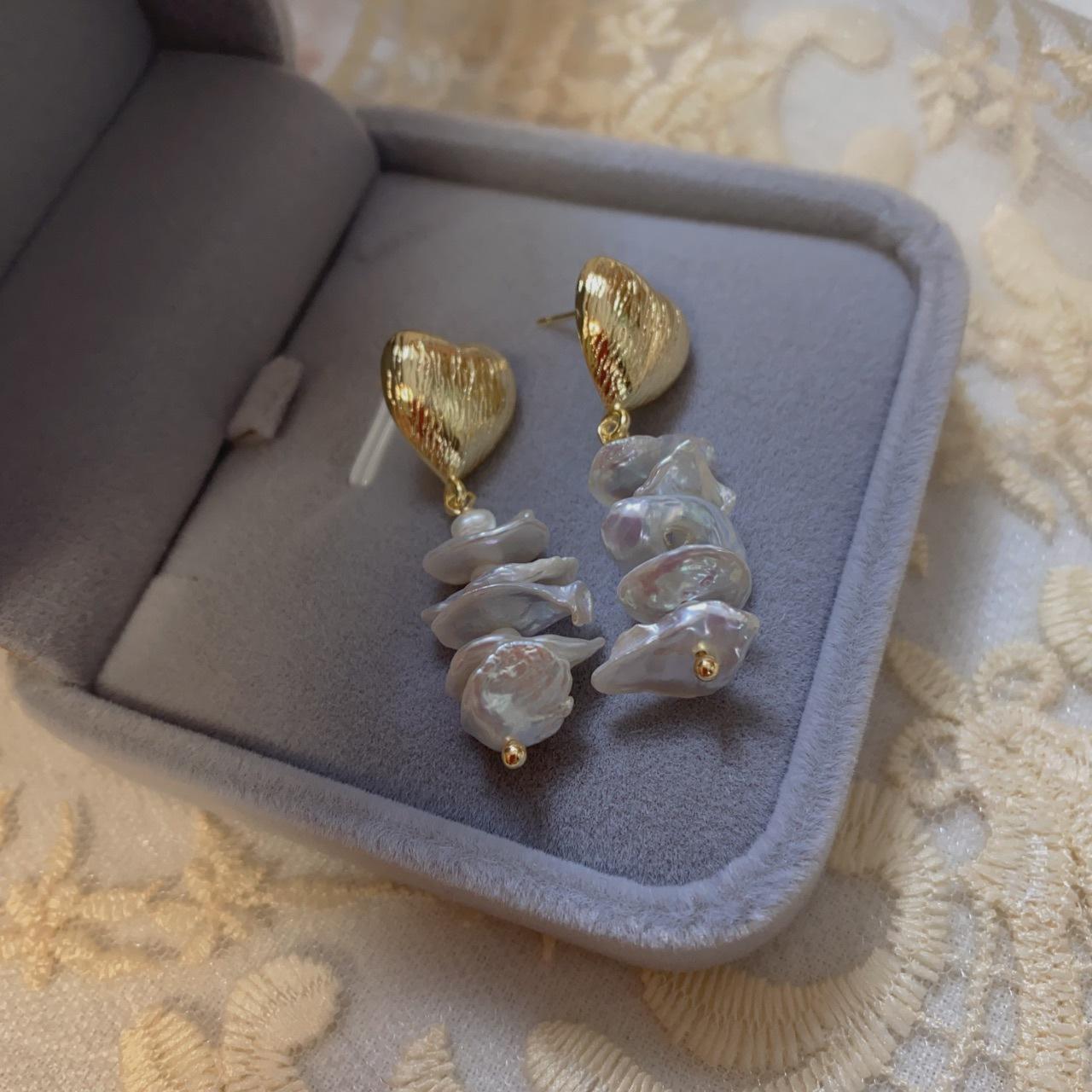 French retro temperament natural baroque petals pearl stud earrings niche design love earrings silver needle broken silver Silver needle
French retro temperament natural baroque petals pearl stud earrings niche design love earrings silver needle broken silver Silver needle