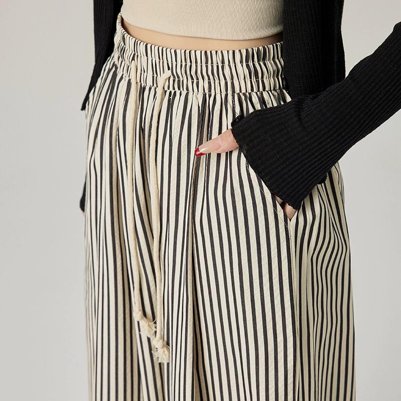 Women s High-Waisted Wide-Leg Black & White Striped Pants - Summer Petite, Slimming, Thin, and Loose Fit, 145cm S (80-95 jin)
Women s High-Waisted Wide-Leg Black & White Striped Pants - Summer Petite, Slimming, Thin, and Loose Fit, 145cm S (80-95 jin)