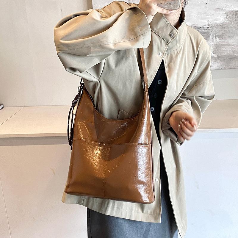 Retro large-capacity underarm bag women s new casual tote bag high-end commuter shoulder bag 30*10.5*26 чорний
Retro large-capacity underarm bag women s new casual tote bag high-end commuter shoulder bag 30*10.5*26 чорний