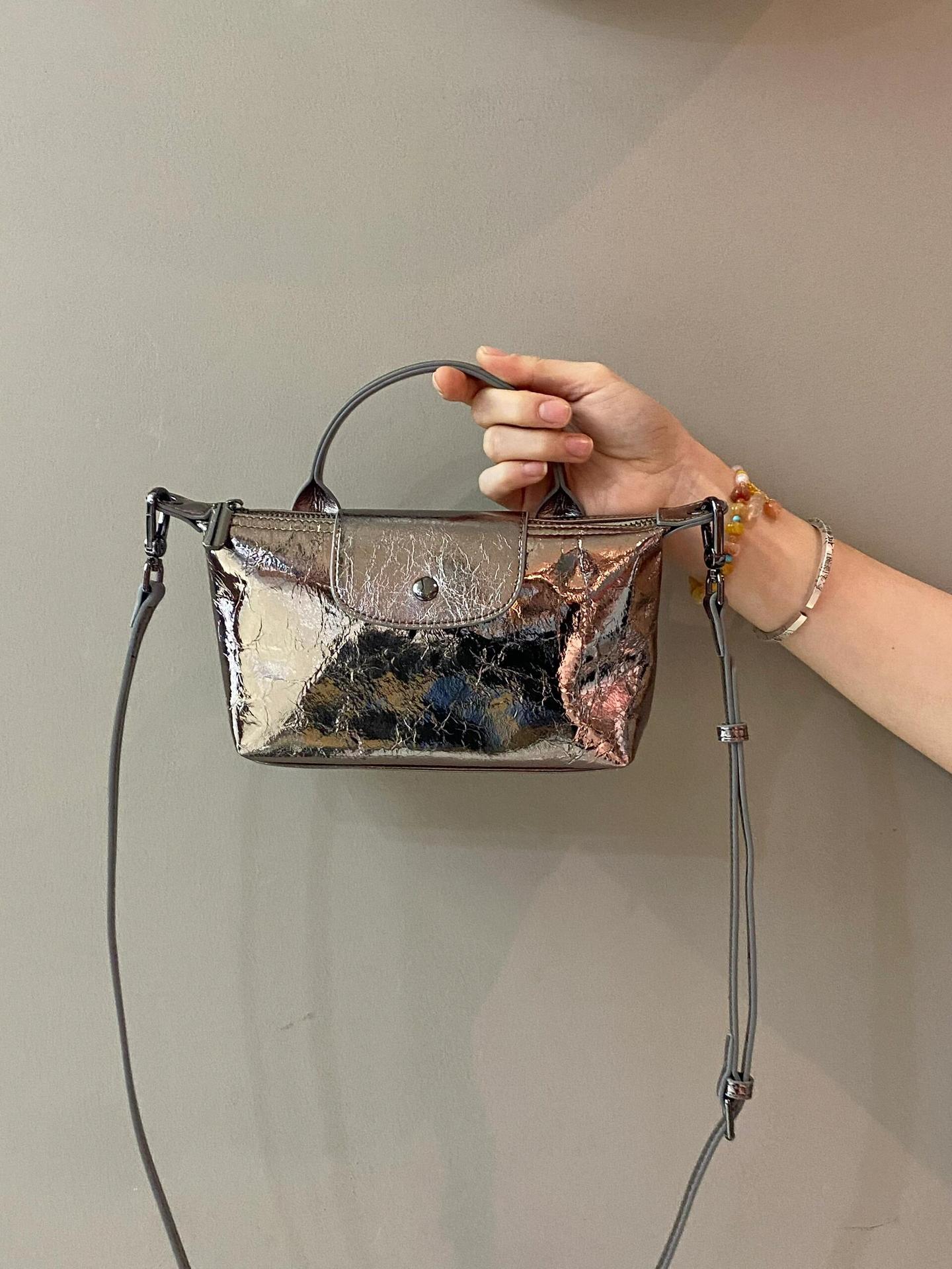 Mini dumpling bag women s 2024 new summer niche design burst pattern mobile phone bag portable messenger bag
Mini dumpling bag women s 2024 new summer niche design burst pattern mobile phone bag portable messenger bag