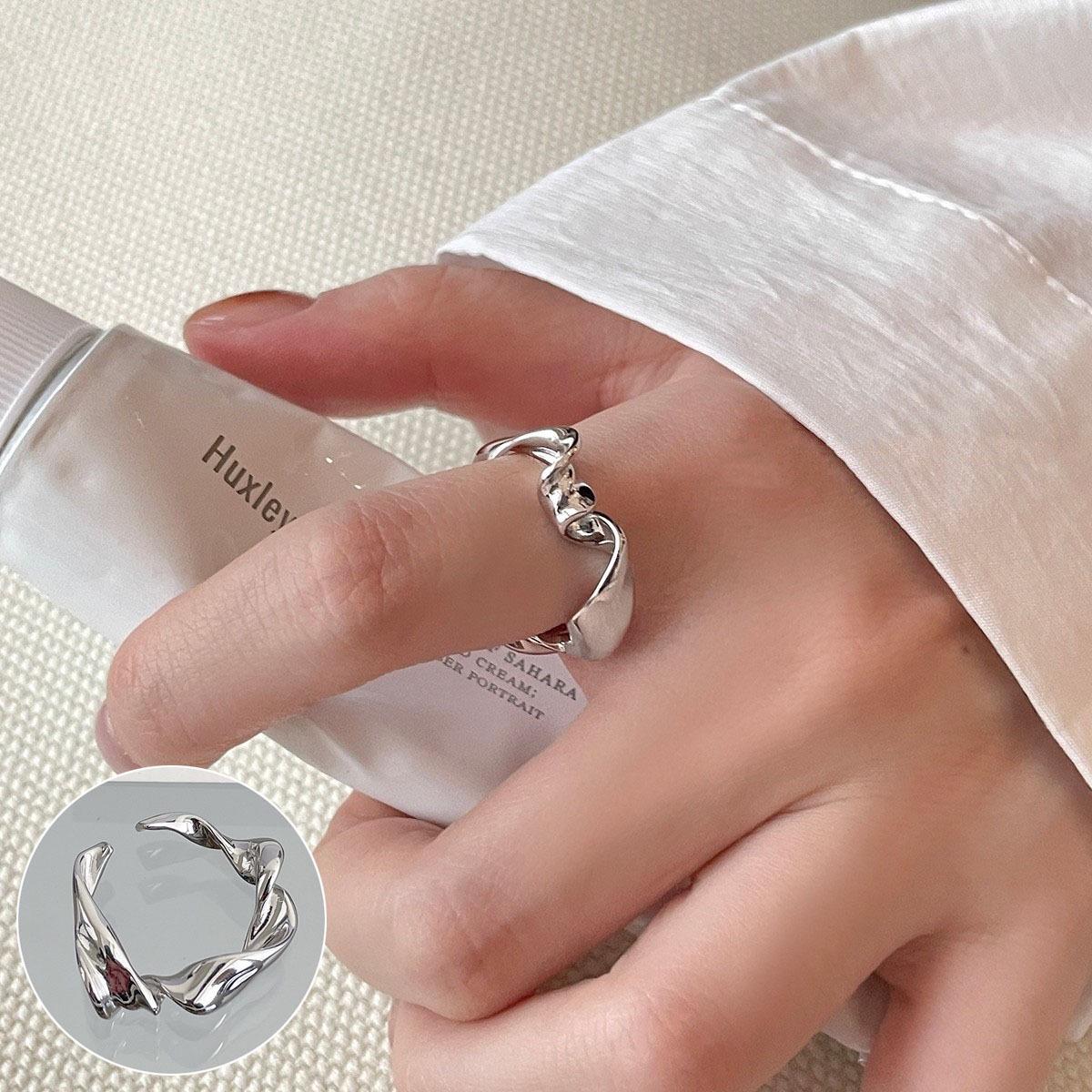 Кольцо с геометрической волной, посеребренное S925: Ретро, широкий ободок, открытый дизайн для женщин Adjustable Open
Кольцо с геометрической волной, посеребренное S925: Ретро, широкий ободок, открытый дизайн для женщин Adjustable Open