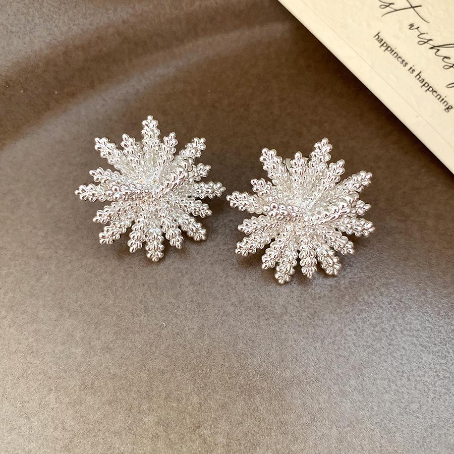 K real gold electroplated flower fashion ear clips European and American retro personality temperament earrings light luxury high-end earrings women
K real gold electroplated flower fashion ear clips European and American retro personality temperament earrings light luxury high-end earrings women