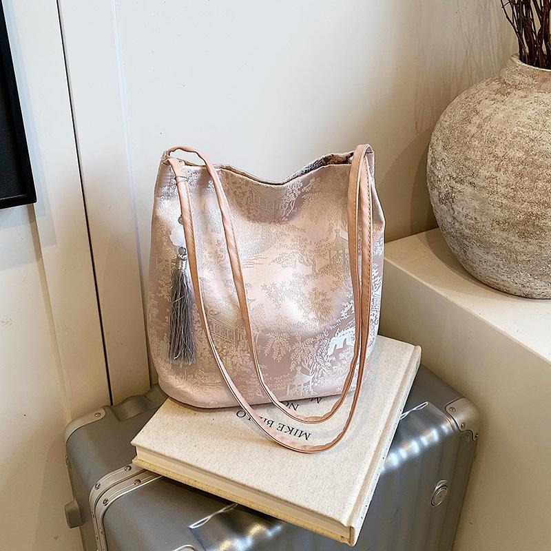 Chinese Style Women Shoulder Bags Versatile Portable High Capacity Ladies Bucket Bag Casual Female Handbag Tote with Pendant
Chinese Style Women Shoulder Bags Versatile Portable High Capacity Ladies Bucket Bag Casual Female Handbag Tote with Pendant