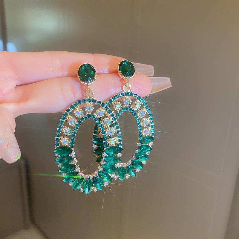 Европейские и американские серьги-пусеты с геометрическим дизайном в виде цветка из зеленого циркона – Роскошный, универсальный дизайн
Европейские и американские серьги-пусеты с геометрическим дизайном в виде цветка из зеленого циркона – Роскошный, универсальный дизайн