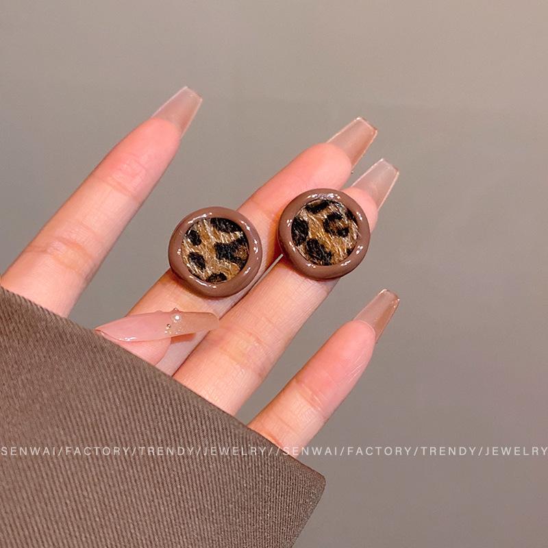 Autumn and winter retro round leopard print earrings women s simple Maillard stud earrings ear jewelry
Autumn and winter retro round leopard print earrings women s simple Maillard stud earrings ear jewelry