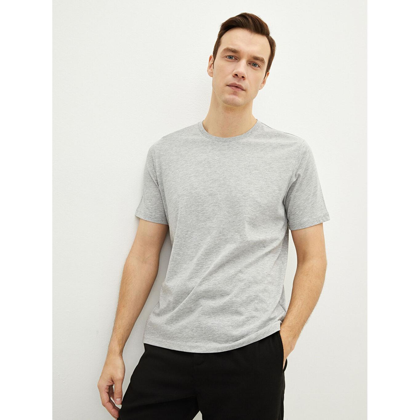 Серая мужская футболка из чесаного хлопка с круглым вырезом и короткими рукавами
Серая мужская футболка из чесаного хлопка с круглым вырезом и короткими рукавами