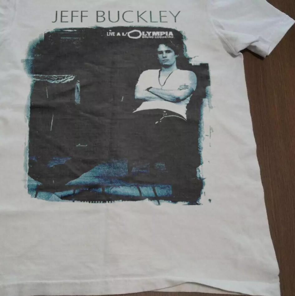 Reprint Jeff Buckley Poster 90s White short sleeve Unisex T-shirt size S-5XL Unisex T-Shirt XL
Reprint Jeff Buckley Poster 90s White short sleeve Unisex T-shirt size S-5XL Unisex T-Shirt XL