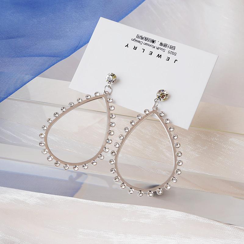 New Classic Smooth Metal Big Hoop Earrings For Woman Fashion Korean Zircon Temperament Girl s Daily earrings punk Drop earrings
New Classic Smooth Metal Big Hoop Earrings For Woman Fashion Korean Zircon Temperament Girl s Daily earrings punk Drop earrings
