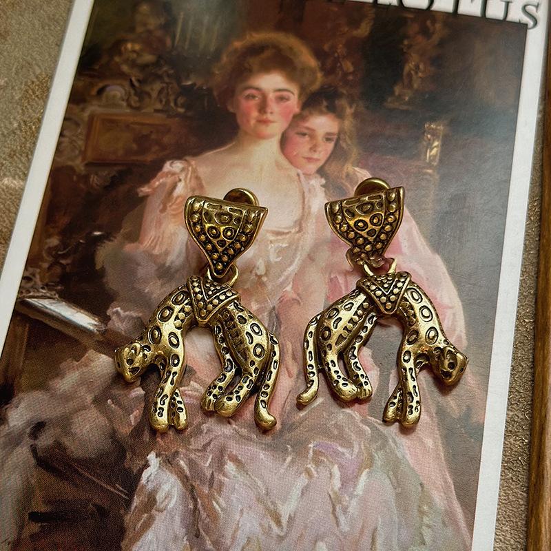 Retro triangular leopard pendant earrings exaggerated high-end earrings fashion niche earrings
Retro triangular leopard pendant earrings exaggerated high-end earrings fashion niche earrings
