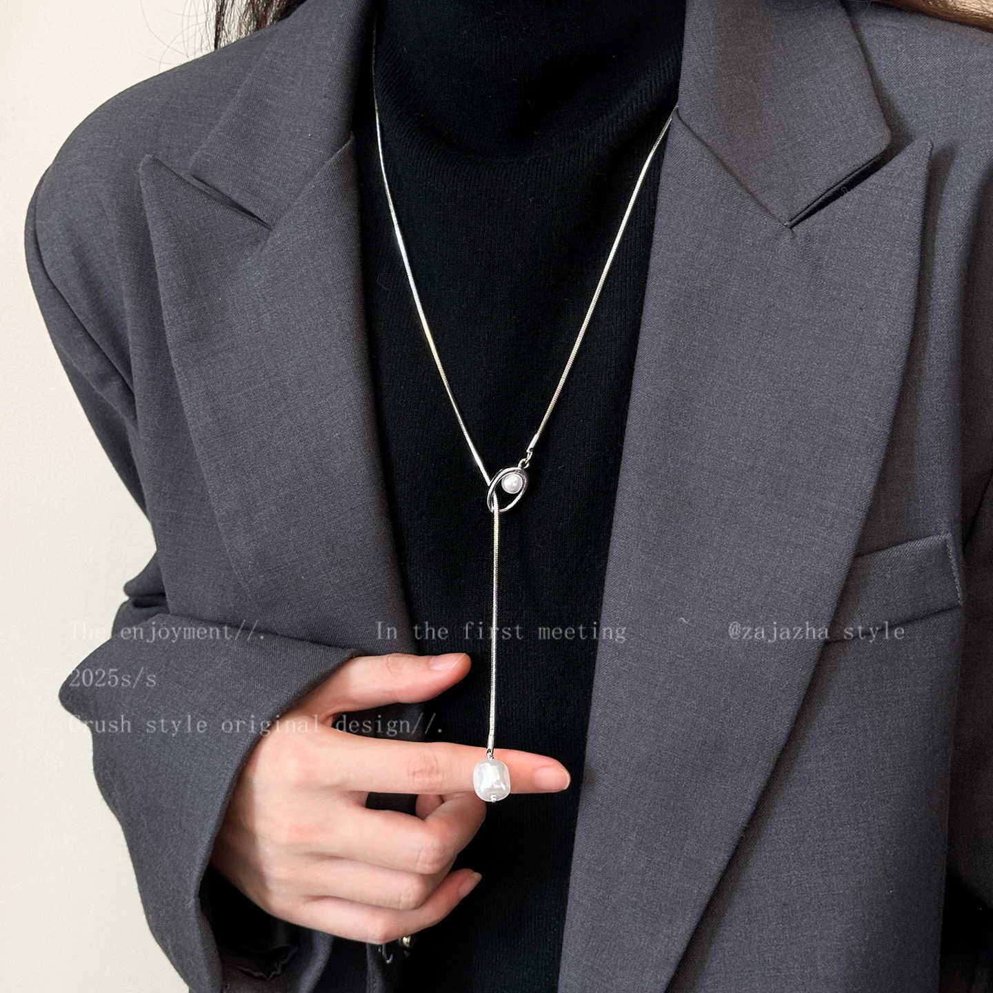 French autumn and winter retro pearl necklace women s new long sweater chain temperament high-end light luxury accessories
French autumn and winter retro pearl necklace women s new long sweater chain temperament high-end light luxury accessories