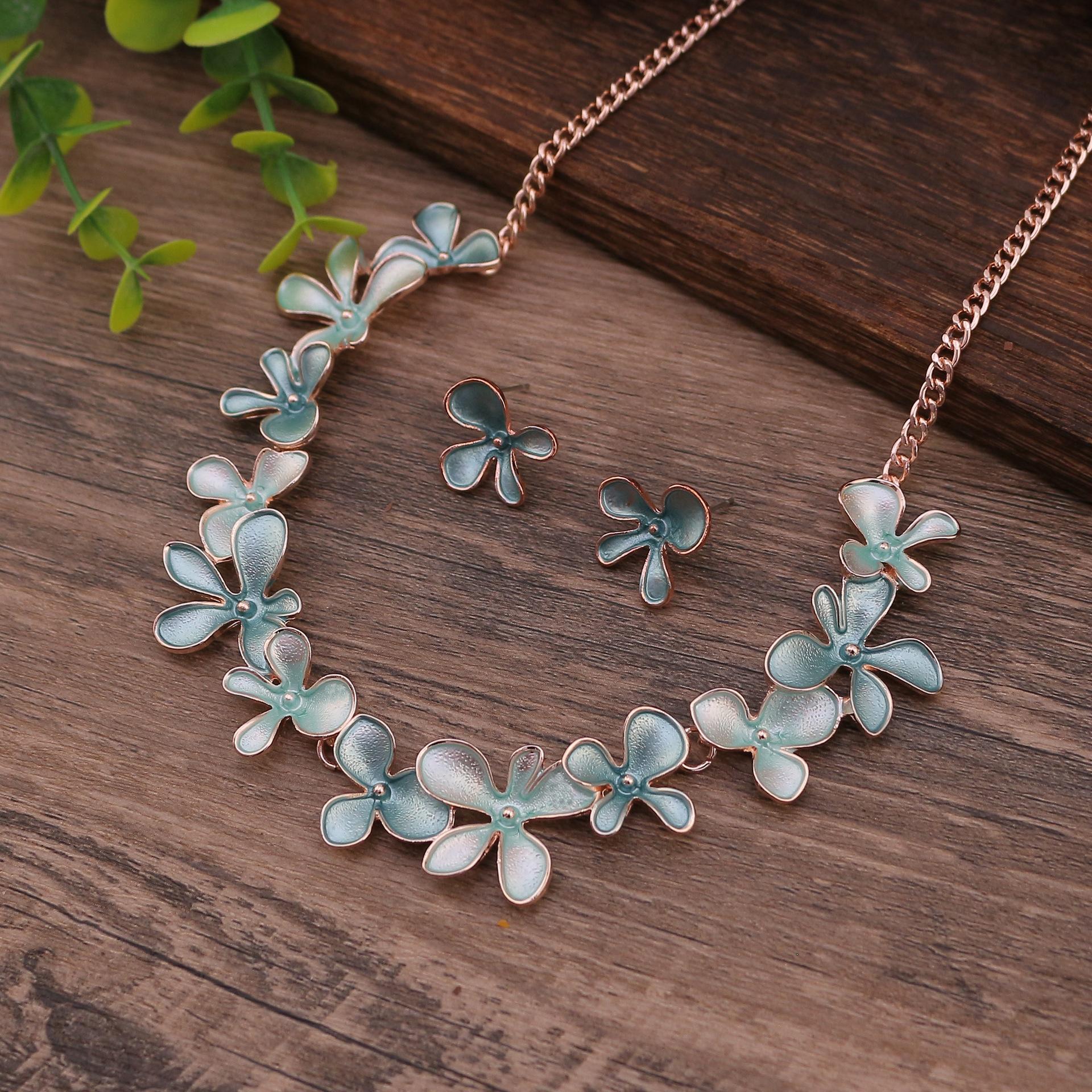 Цветной масляный набор серег-пусетов и ожерелья с цветами, универсальная женская лепестковая шейная цепочка и серьги-пусеты.
Цветной масляный набор серег-пусетов и ожерелья с цветами, универсальная женская лепестковая шейная цепочка и серьги-пусеты.